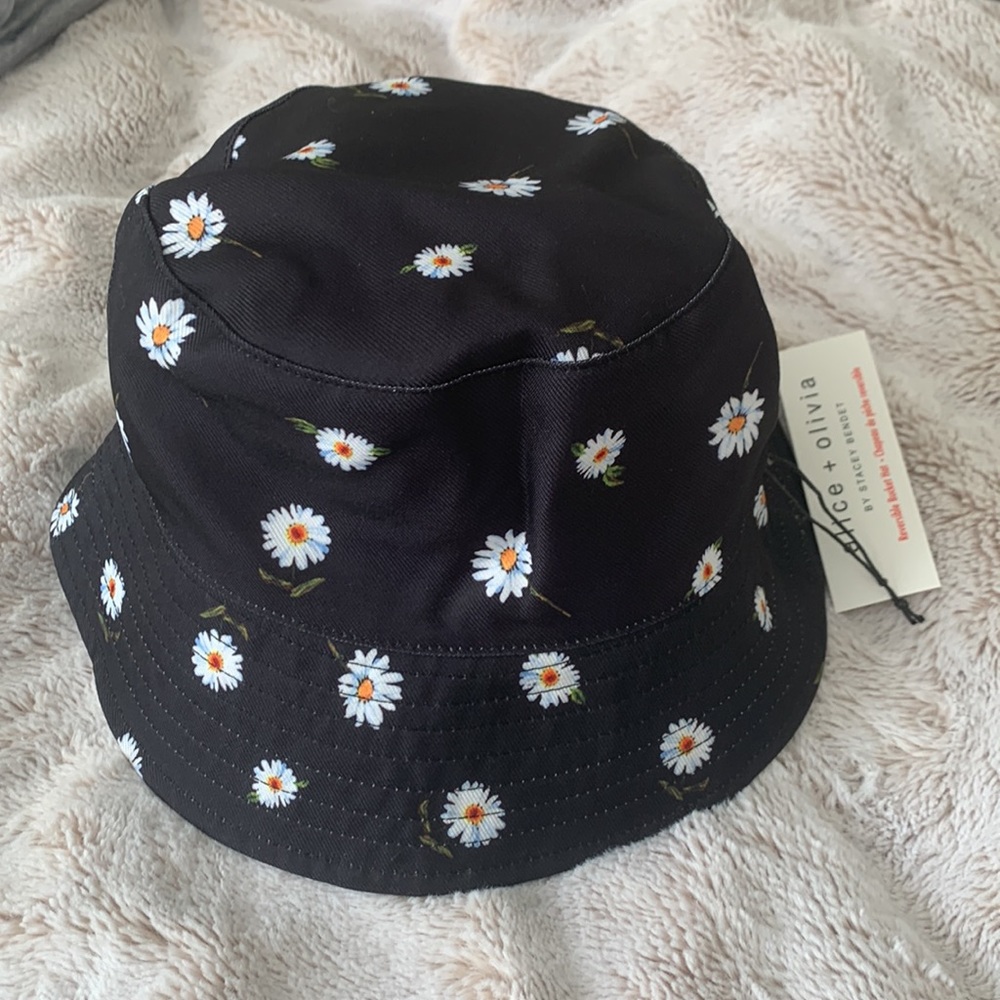 Alice + Olivia reversible daisy bucket hat - Picture 8 of 9
